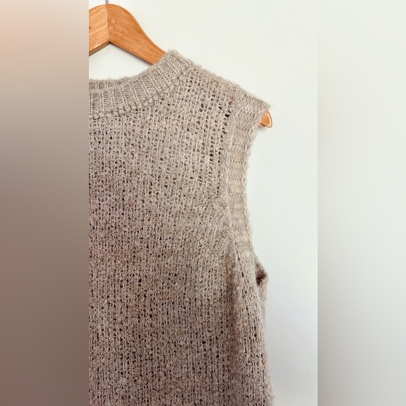 Cream Crew Neck Sweater Vest with Classic Knit Texture - Picture 2 of 5